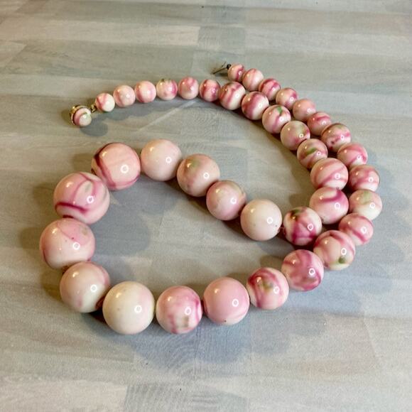 0061 Vintage 50s Hong Kong Swirled Pink & Green Acrylic Graduated Bead Necklace - Picture 5 of 6